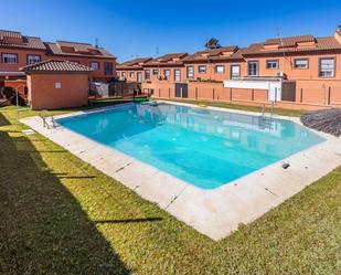 Piscina de Casa adosada en venda en Guillena amb Aire condicionat, Calefacció i Jardí privat