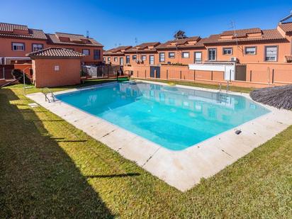Piscina de Casa adosada en venda en Guillena amb Aire condicionat, Calefacció i Jardí privat