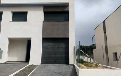 Vista exterior de Casa adosada en venda en Riudarenes amb Terrassa i Balcó