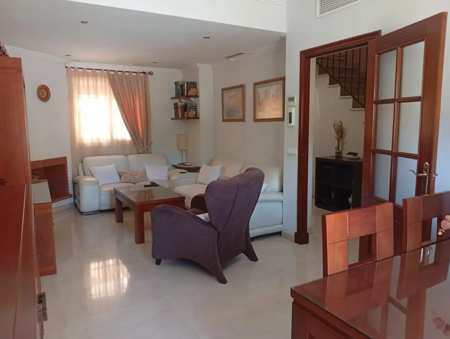 Sala de estar de Casa adosada en venta en Alcalá de Guadaira con Aire acondicionado, Calefacción y Terraza