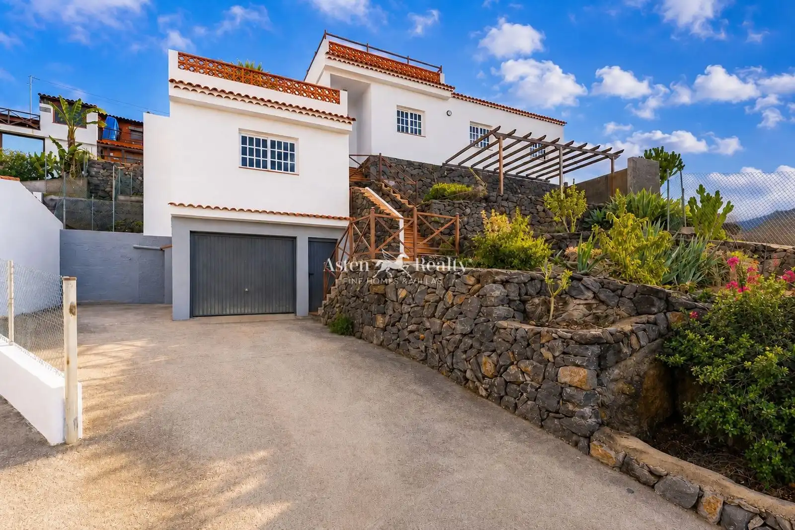 Vista exterior de Casa o xalet en venda en Guía de Isora amb Jardí privat, Terrassa i Moblat