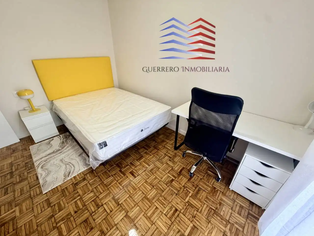 Schlafzimmer von Wohnung zur Miete in Ourense Capital  mit Heizung, Parkett und Möbliert