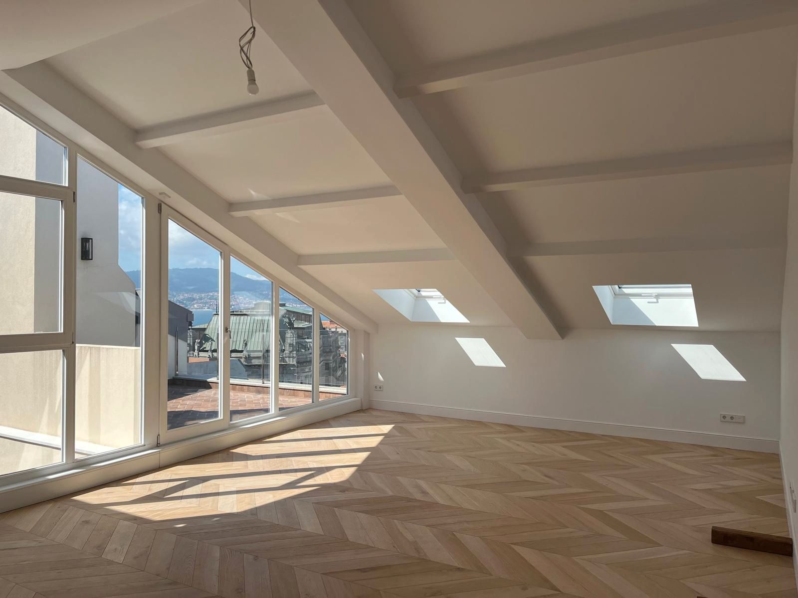 Dormitori de Àtic en venda en Vigo  amb Calefacció, Parquet i Terrassa