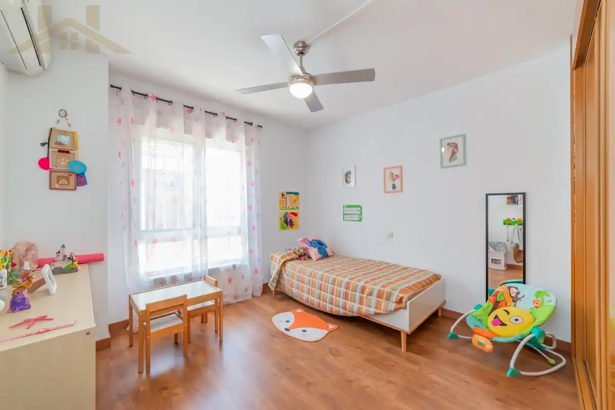 Schlafzimmer von Einfamilien-Reihenhaus zum Verkauf in Valdemoro mit Klimaanlage, Heizung und Privatgarten