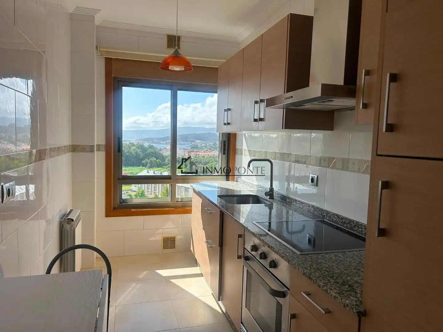 Cuina de Apartament en venda en Pontevedra Capital  amb Calefacció i Traster