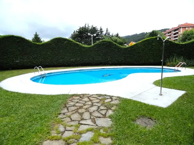 Piscina de Piso en venta en Castro-Urdiales con Calefacción, Jardín privado y Parquet