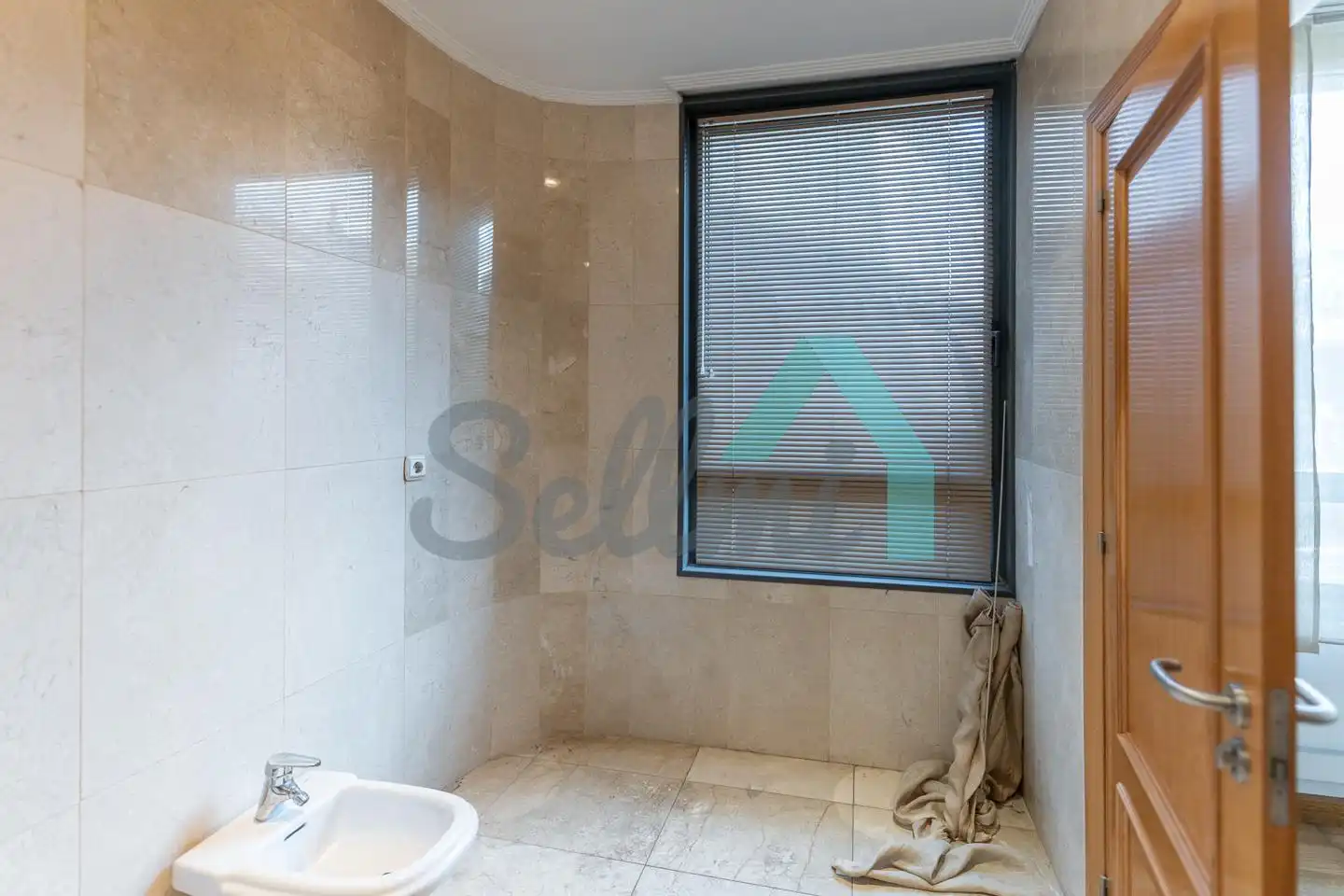 Bathroom of Flat for sale in Oviedo   with Parquet flooring