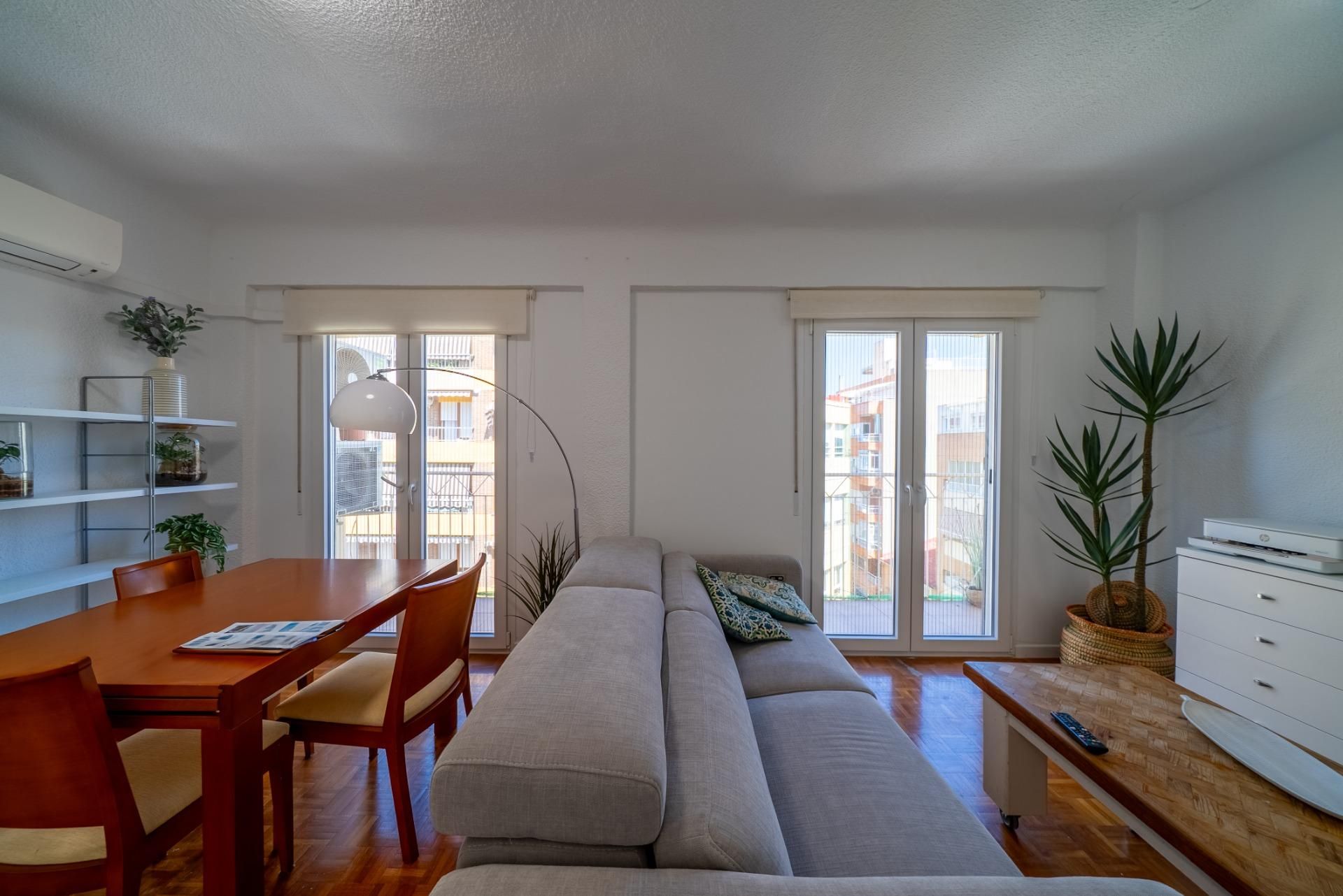 Sala d'estar de Apartament de lloguer en Alicante / Alacant amb Aire condicionat i Balcó