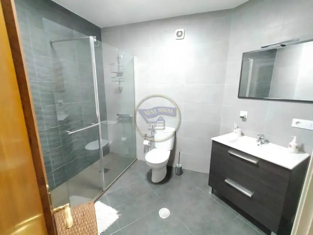 Bathroom of Flat for rent in Vigo   with Parquet flooring, Terrace and Furnished