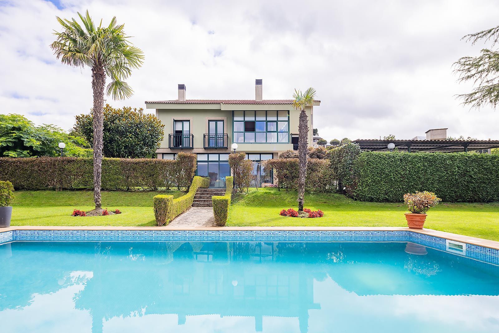 Vista exterior de Casa o xalet en venda en Oleiros amb Calefacció, Jardí privat i Terrassa