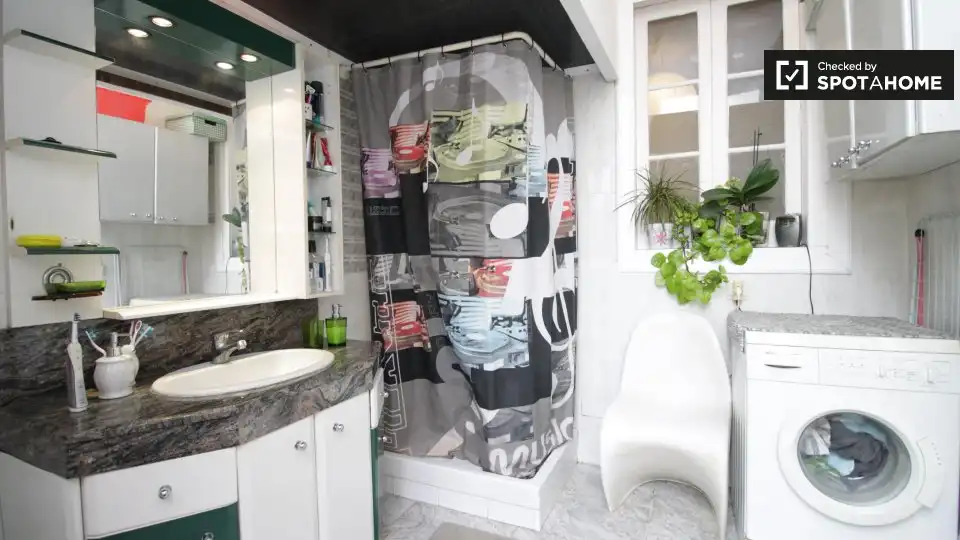 Bathroom of Flat for share in Barcelona  with Air Conditioner and Terrace