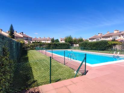 Swimming pool of House or chalet for sale in La Lastrilla   with Swimming Pool