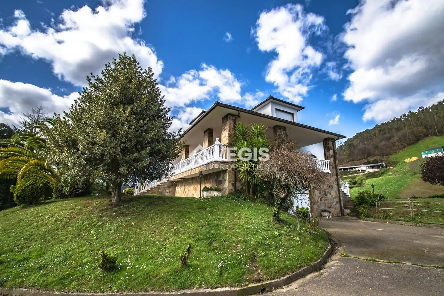 Vista exterior de Casa o xalet en venda en Valdés - Luarca amb Calefacció, Jardí privat i Terrassa