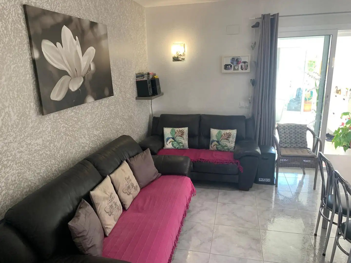 Sala de estar de Casa adosada en venta en Roses con Aire acondicionado, Calefacción y Jardín privado
