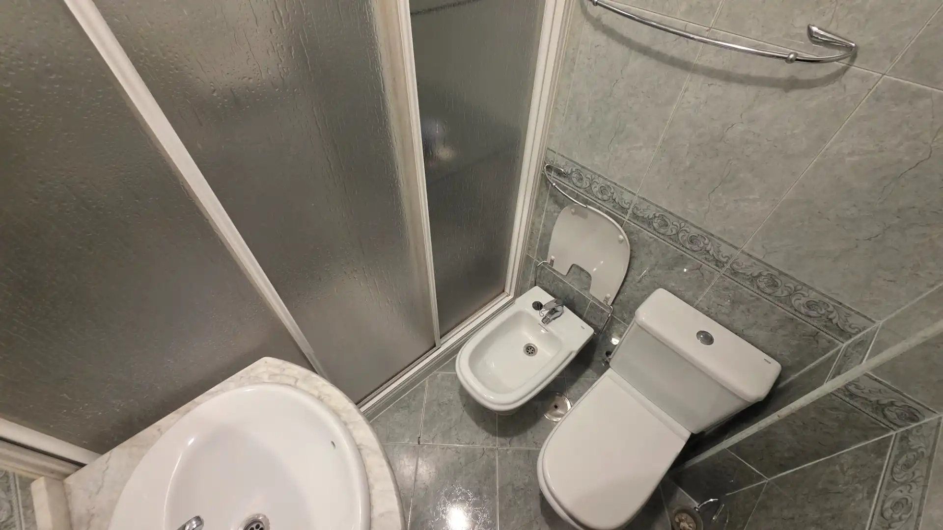 Bathroom of Flat for sale in Madrid  with Parquet flooring and Terrace