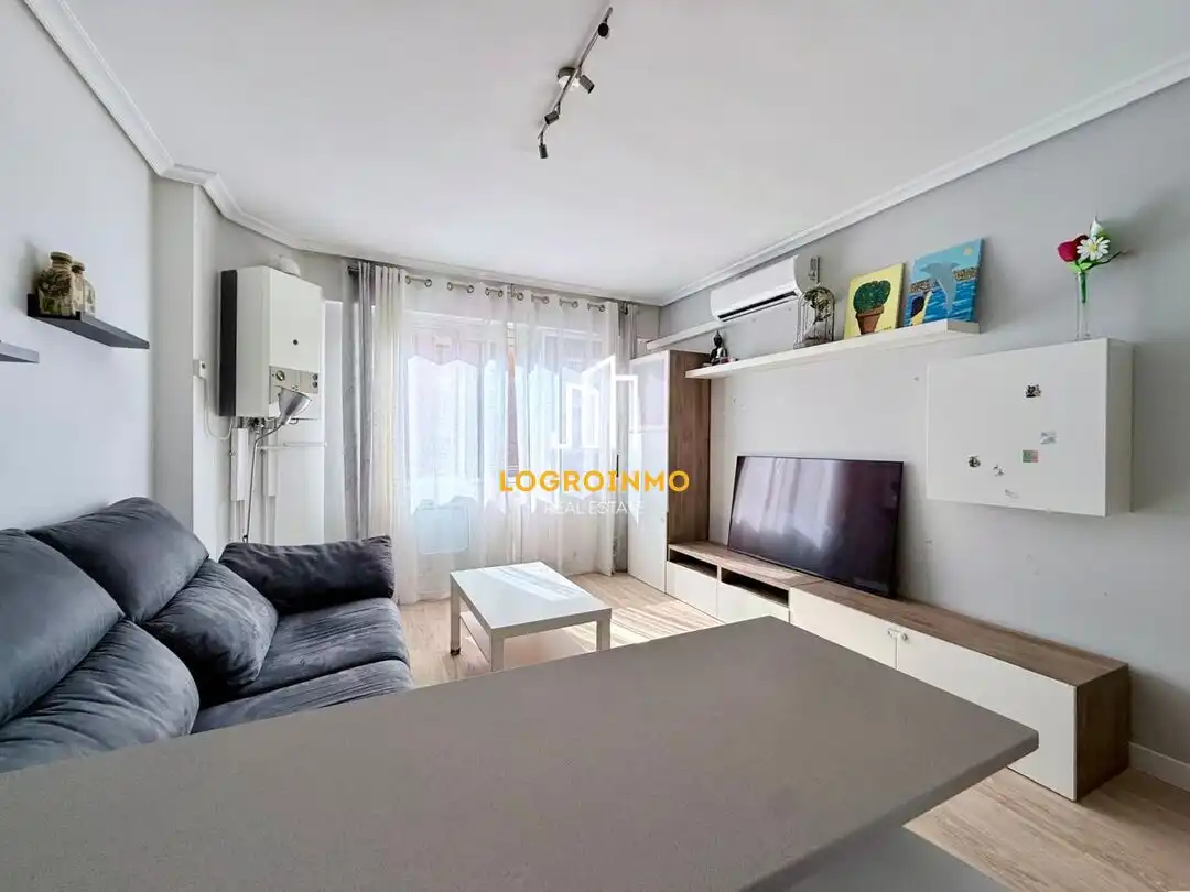 Living room of Flat for sale in  Logroño  with Air Conditioner, Heating and Parquet flooring