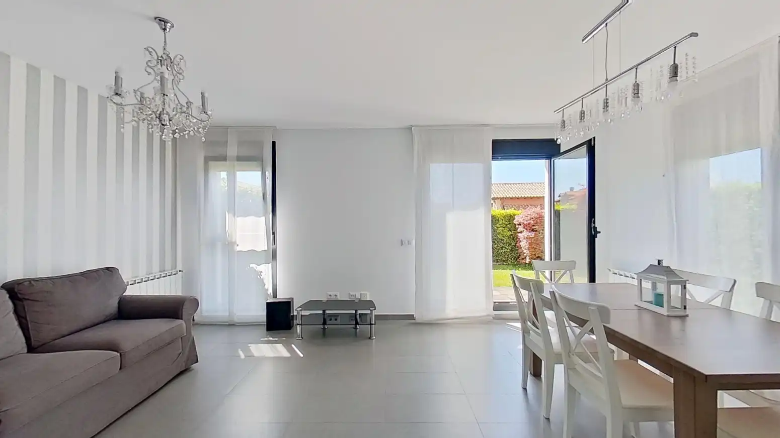 Sala d'estar de Casa adosada en venda en Suances amb Calefacció, Jardí privat i Moblat
