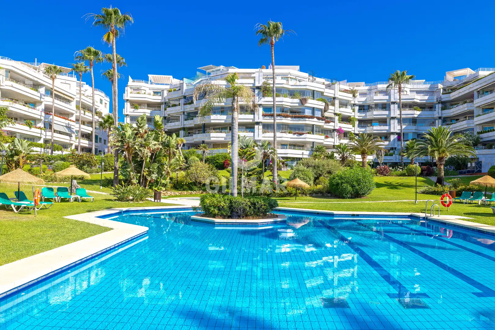 Vista exterior de Apartament en venda en Marbella amb Calefacció, Jardí privat i Traster