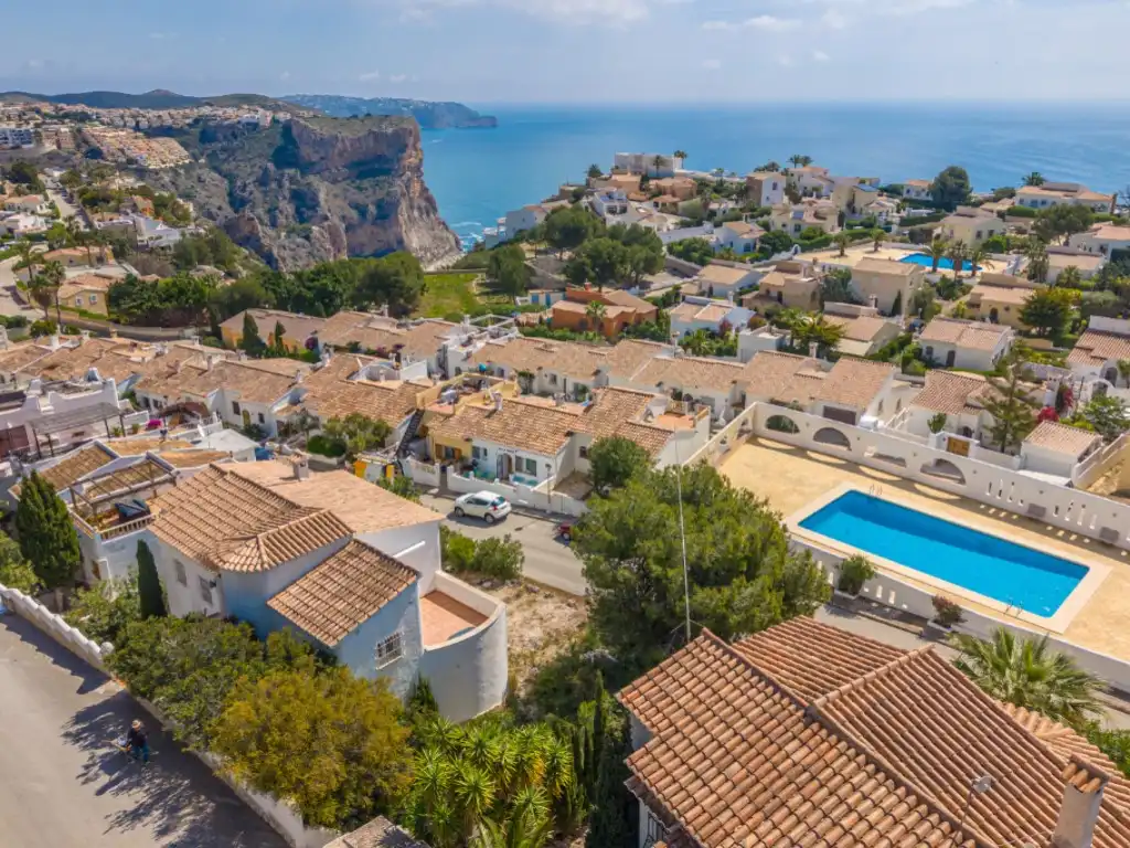 Vista exterior de Casa o xalet en venda en Benitachell / El Poble Nou de Benitatxell amb Aire condicionat, Terrassa i Piscina comunitària