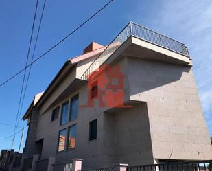 Vista exterior de Casa adosada en venda en Cangas  amb Terrassa i Traster