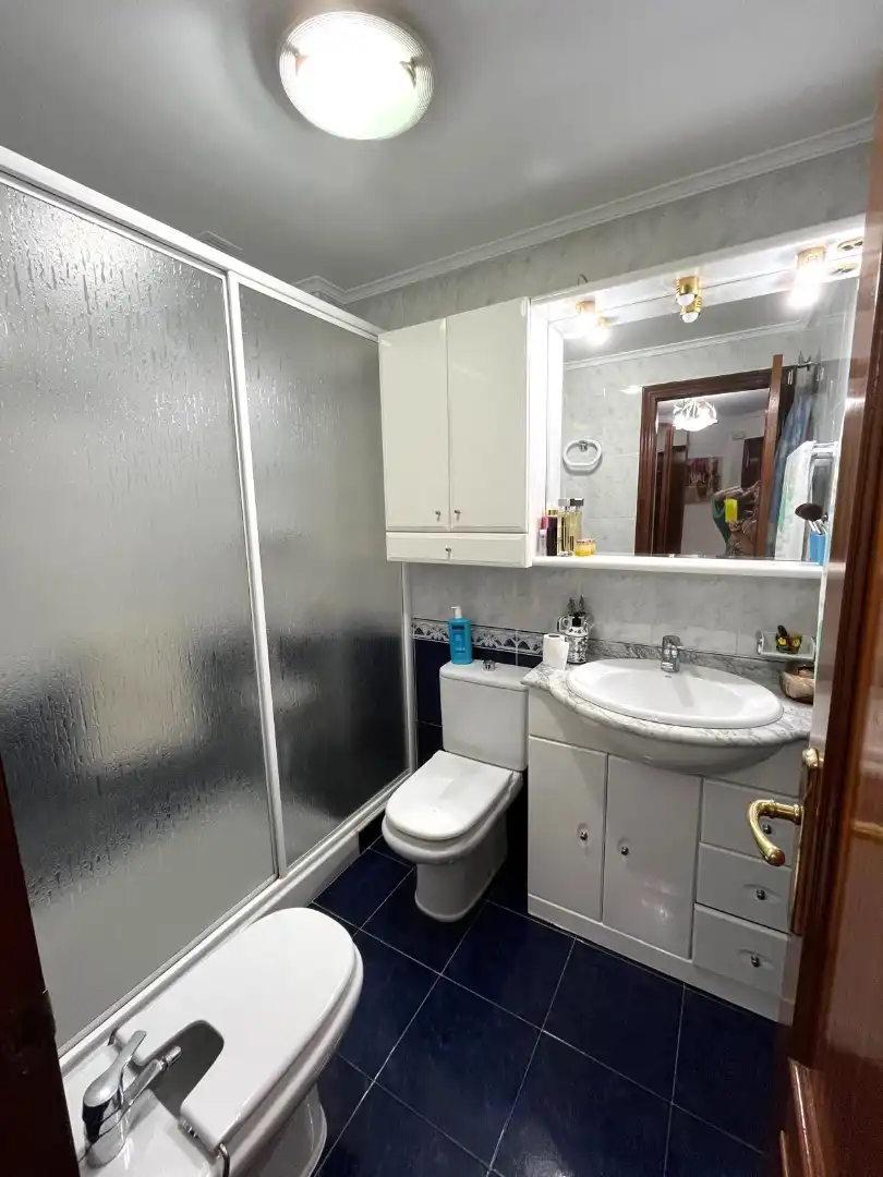 Baño de Piso en venta en Castro-Urdiales con Calefacción, Terraza y Horno