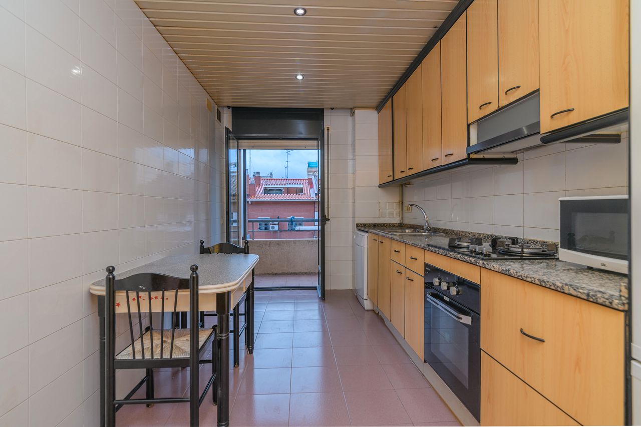 Cuina de Pis en venda en Cornellà de Llobregat amb Aire condicionat, Calefacció i Forn
