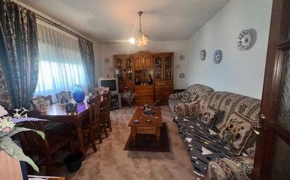 Sala d'estar de Casa o xalet en venda en  Madrid Capital amb Calefacció, Jardí privat i Terrassa