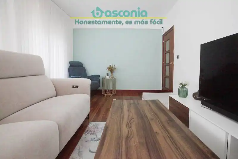 Sala de estar de Piso en venta en Basauri  con Amueblado y Balcón