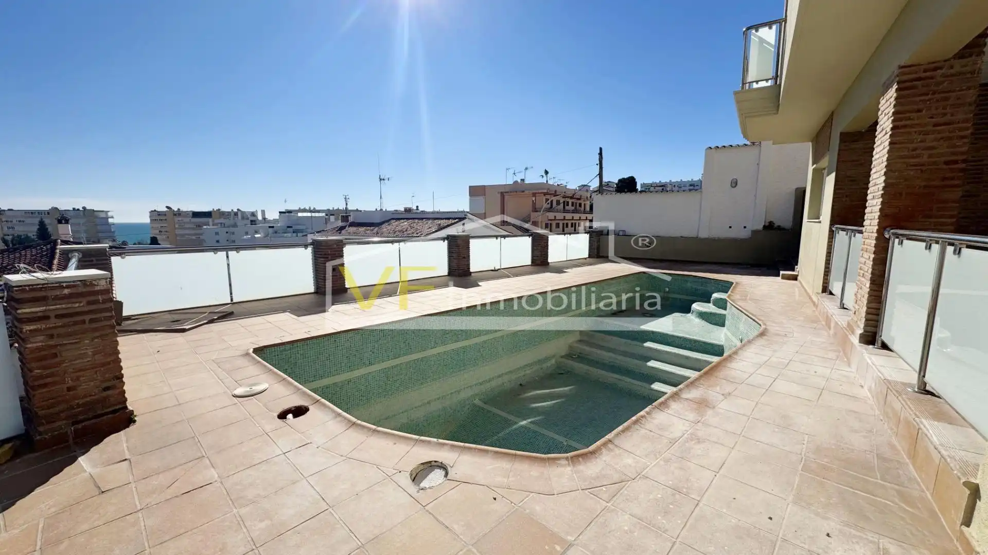 Piscina de Dúplex en venda en Torremolinos amb Jardí privat, Terrassa i Traster