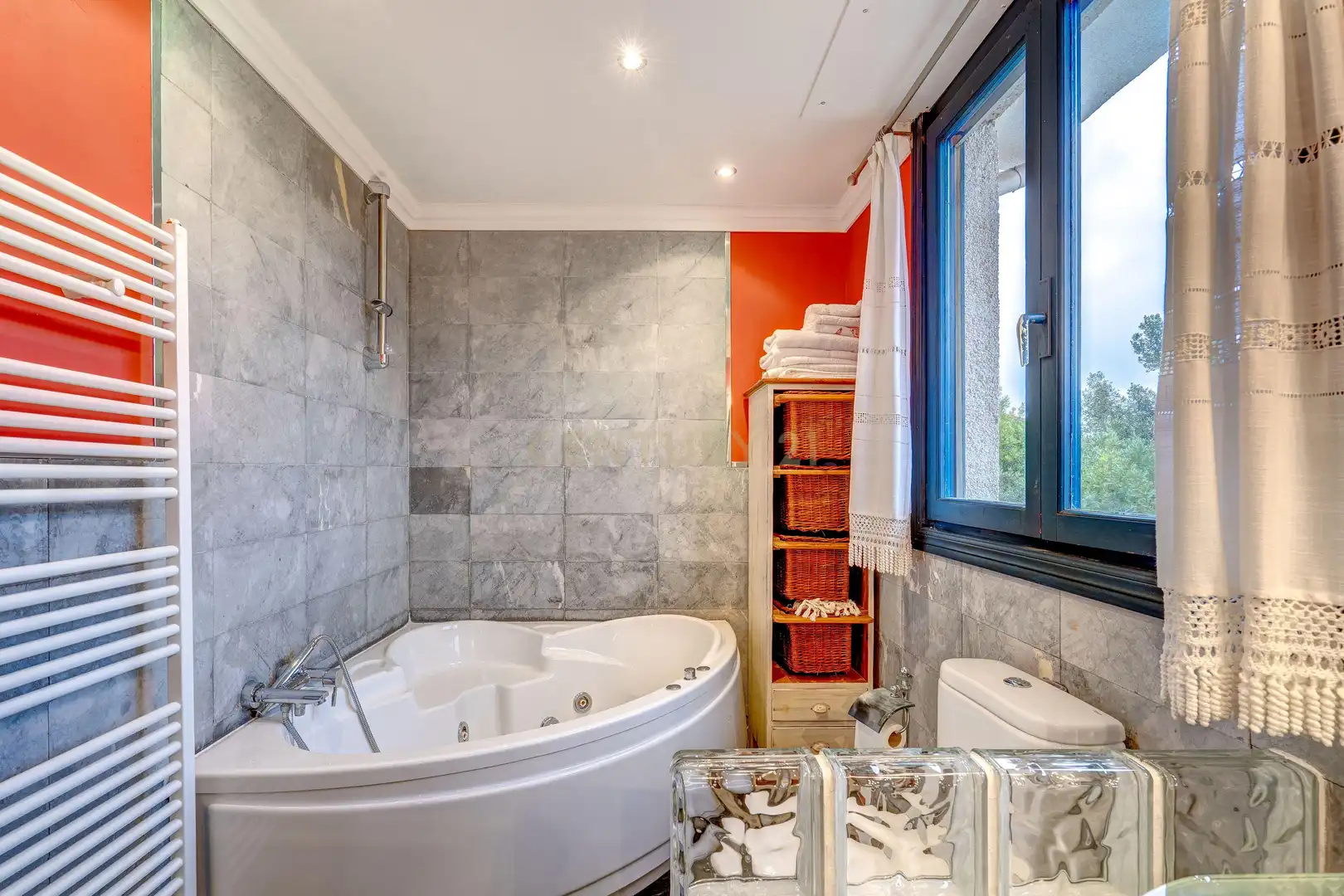 Badezimmer von Einfamilien-Reihenhaus zum Verkauf in Anguciana mit Privatgarten, Abstellraum und Schwimmbad