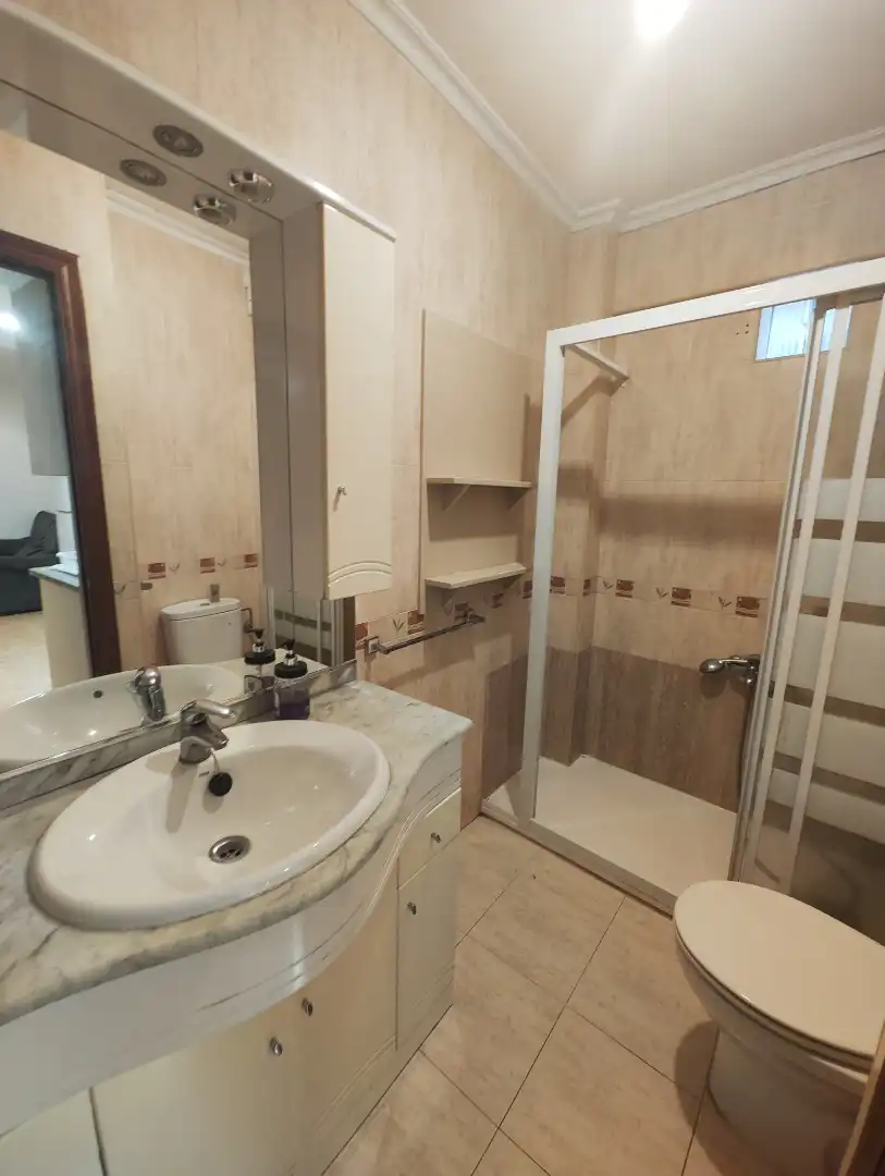 Bany de Apartament de lloguer en Santiago de Compostela  amb Calefacció, Parquet i Moblat