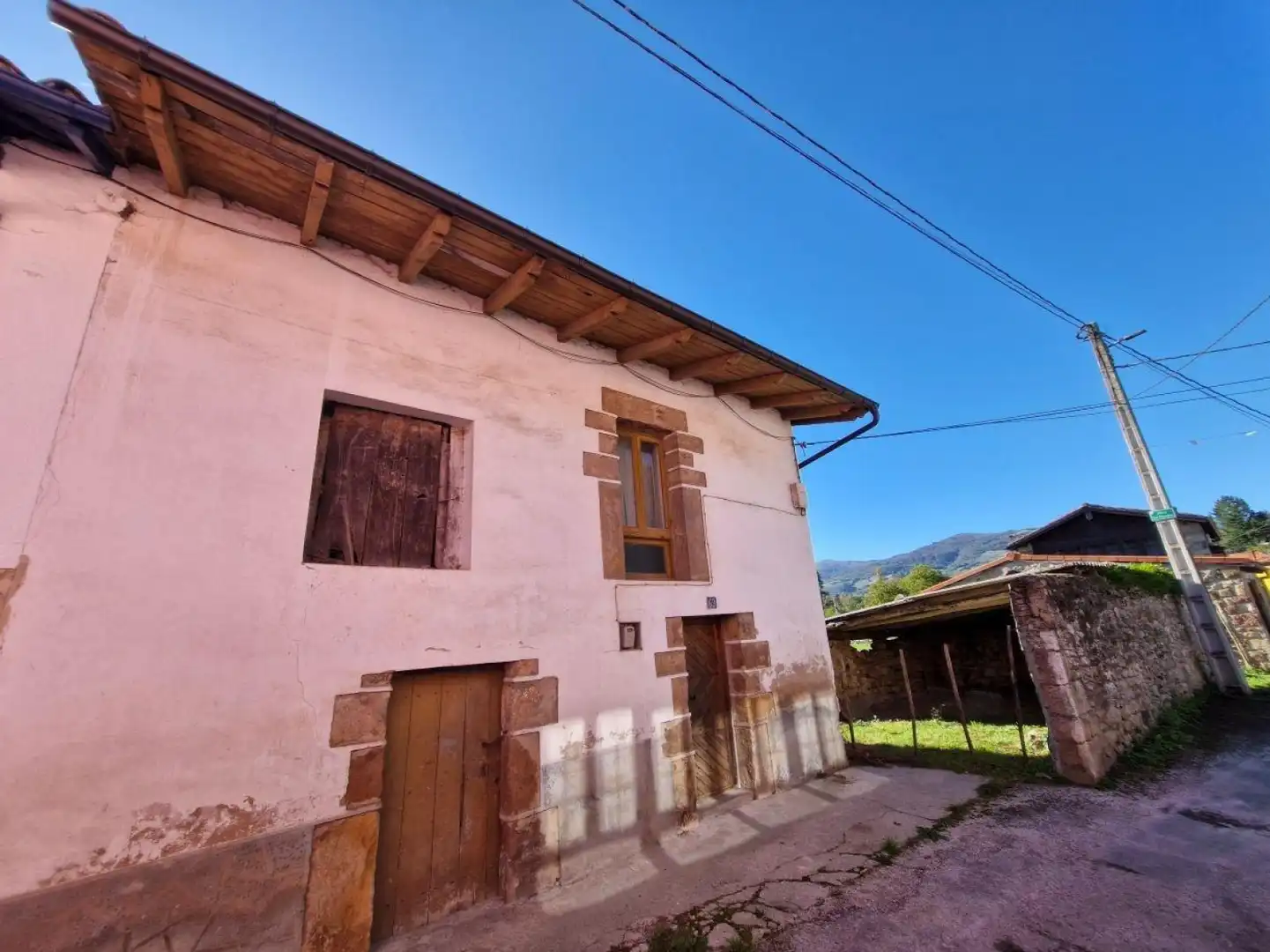 Außenansicht von Einfamilien-Reihenhaus zum Verkauf in Arenas de Iguña mit Privatgarten und Balkon