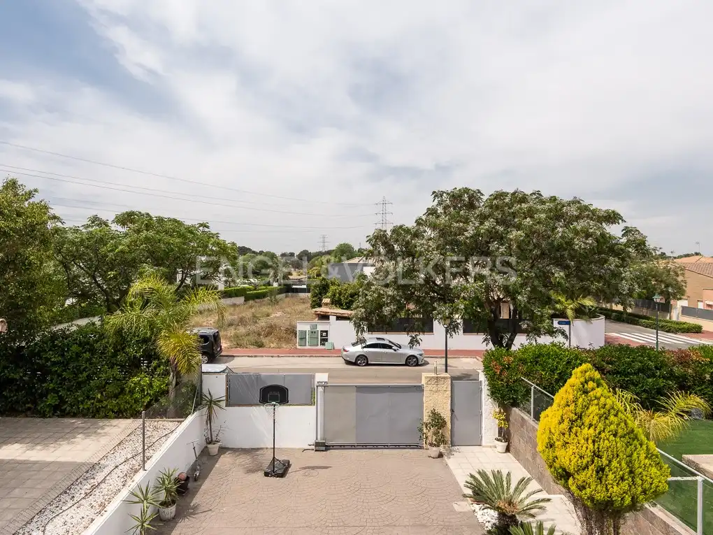 Vista exterior de Casa o xalet de lloguer en Bétera amb Aire condicionat, Calefacció i Jardí privat