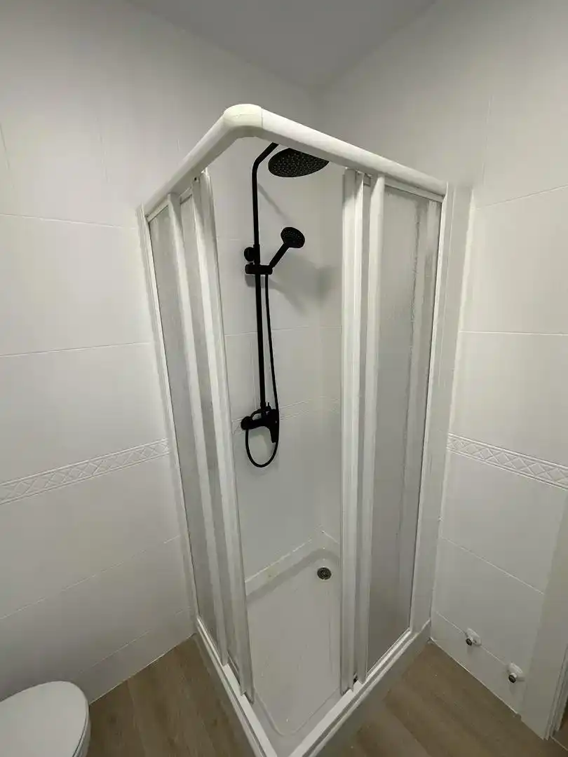 Bany de Pis per a compartir en Jaén amb Aire condicionat, Parquet i Moblat