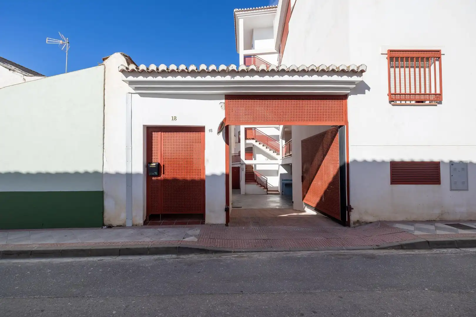 Vista exterior de Ático en venta en Atarfe con Aire acondicionado, Terraza y Trastero