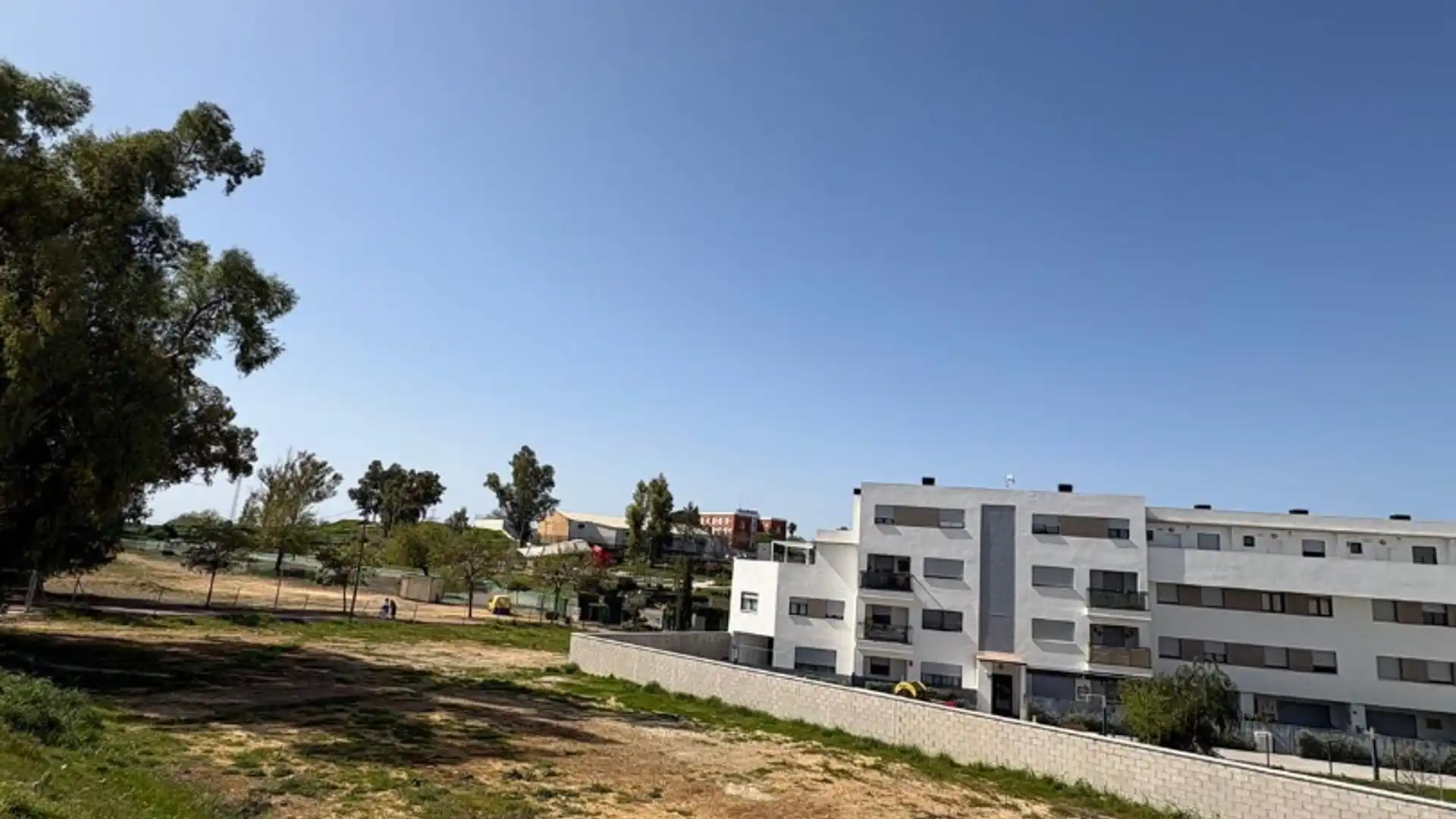 Einfamilien-Reihenhaus zum Verkauf in Carmona mit Klimaanlage, Terrasse und Möbliert