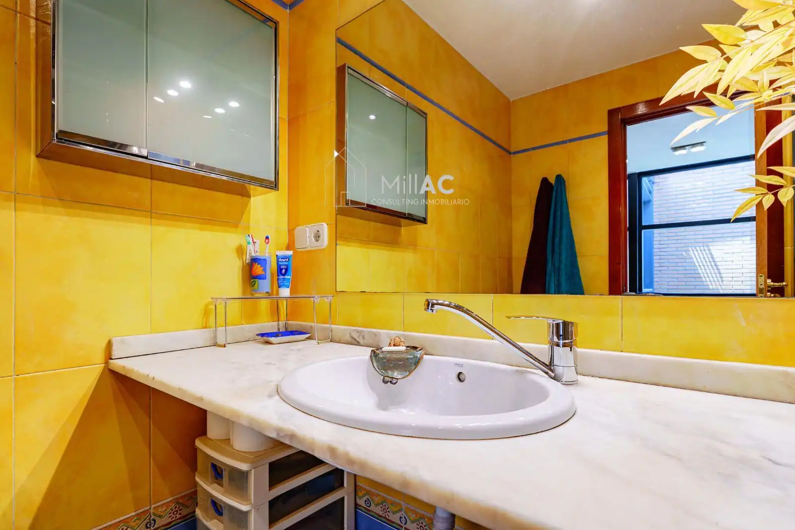 Baño de Casa adosada en venta en Madrid con Aire acondicionado, Calefacción y Jardín privado