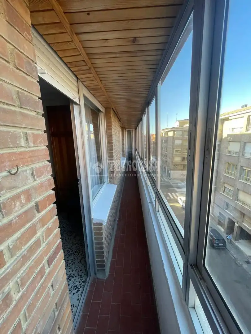 Vista exterior de Piso de alquiler en Palencia con Balcón