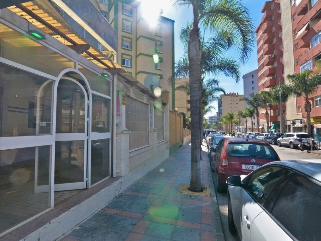 Vista exterior de Local en venda en Fuengirola amb Aire condicionat