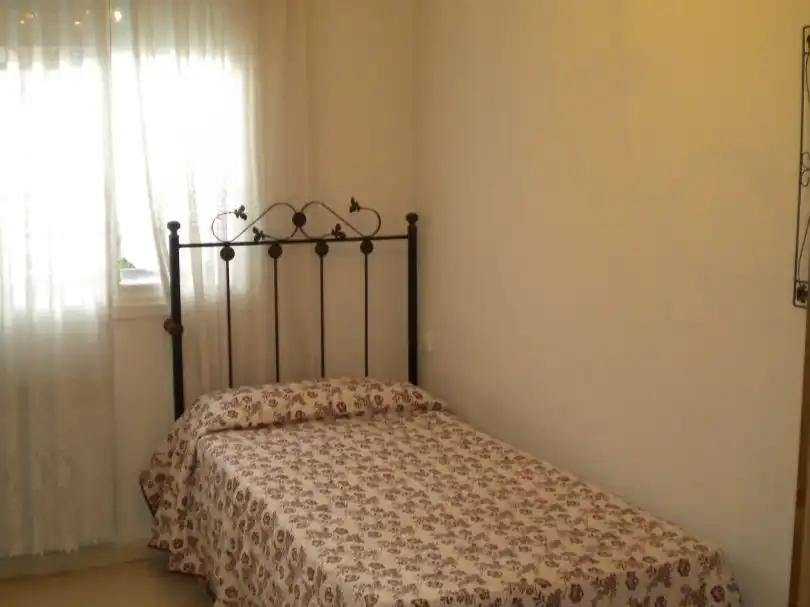Schlafzimmer von Wohnung zur untervermieten in Madrid mit Heizung, Privatgarten und Möbliert