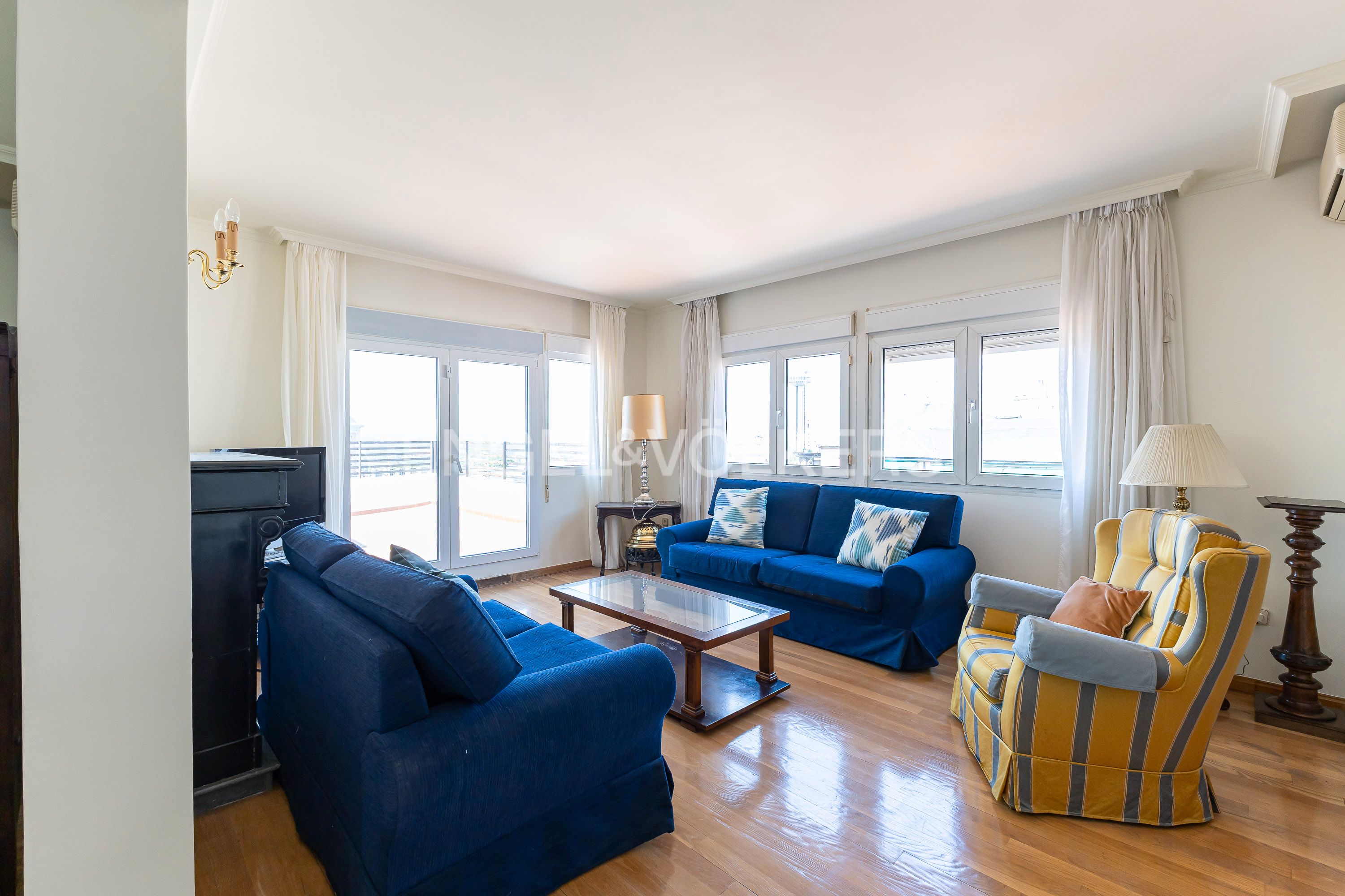 Sala d'estar de Apartament de lloguer en  Madrid Capital amb Aire condicionat, Calefacció i Terrassa