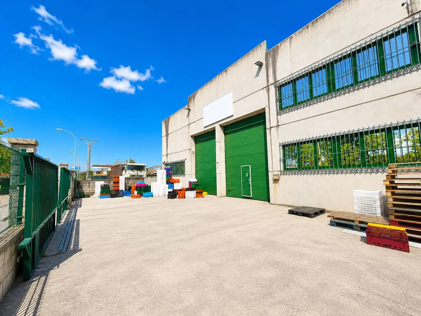 Vista exterior de Nau industrial en venda en Siero