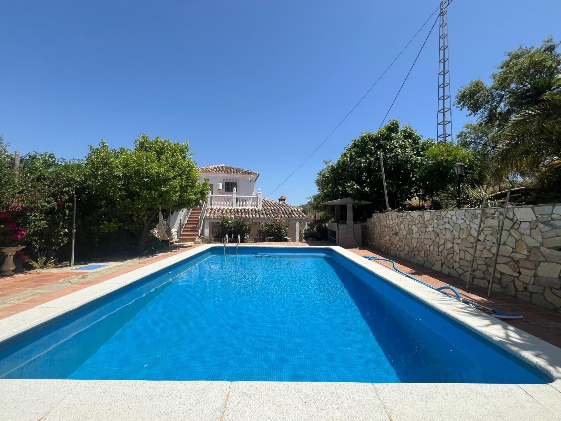 Piscina de Finca rústica en venda en Riogordo amb Aire condicionat, Calefacció i Jardí privat