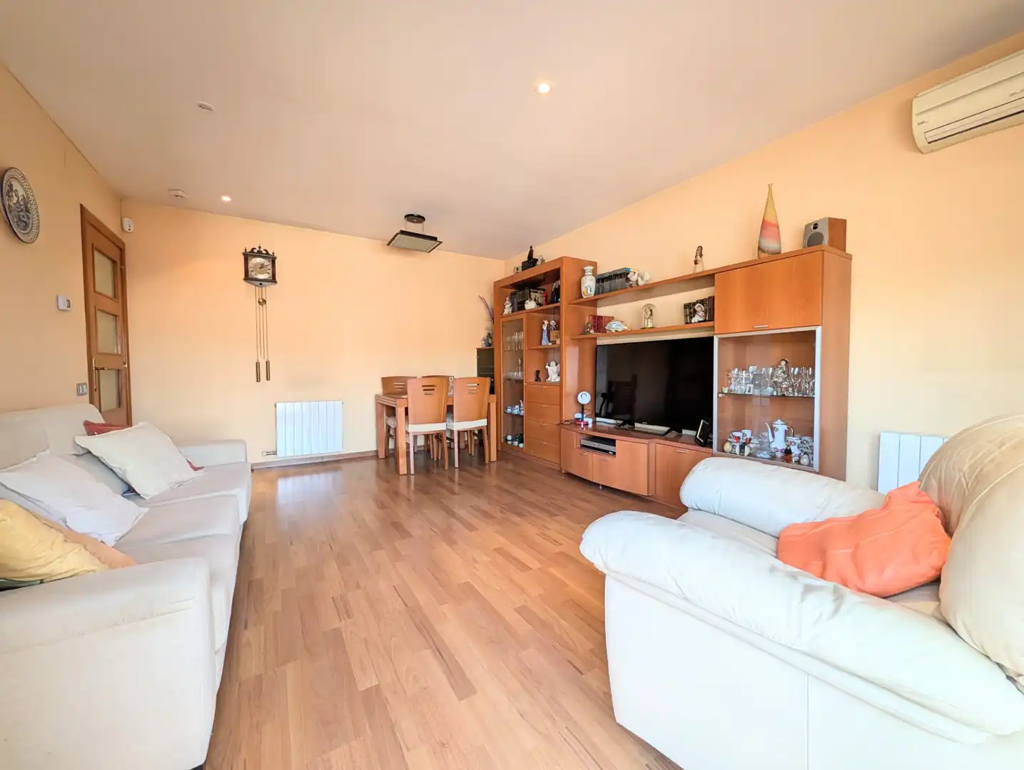 Sala de estar de Casa o chalet en venta en Santa Coloma de Gramenet con Aire acondicionado, Calefacción y Parquet