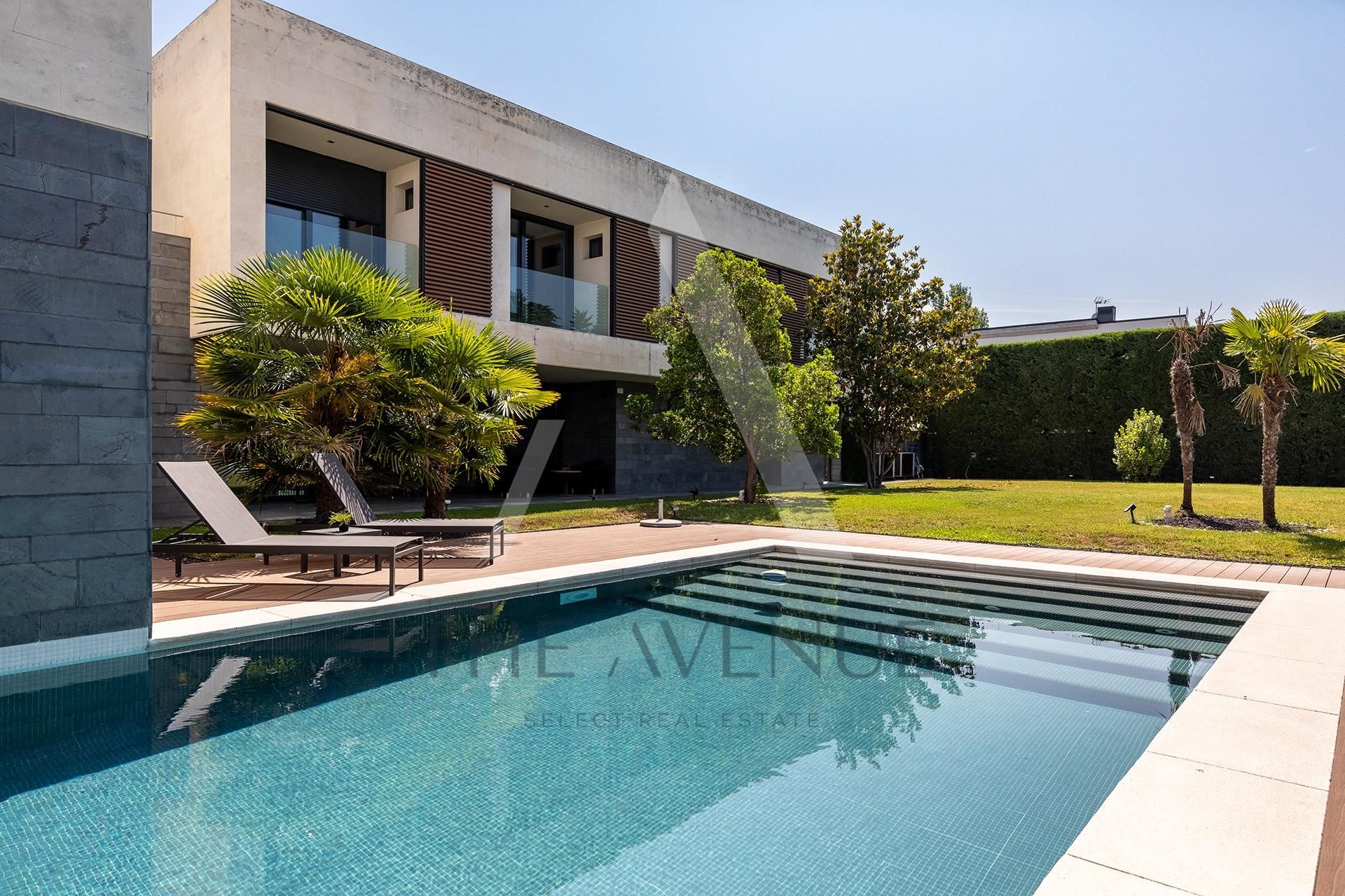 Vista exterior de Casa o xalet en venda en Villanueva de la Cañada amb Aire condicionat, Calefacció i Jardí privat