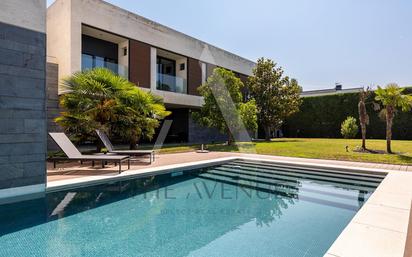 Exterior view of House or chalet for sale in Villanueva de la Cañada  with Air Conditioner, Heating and Private garden