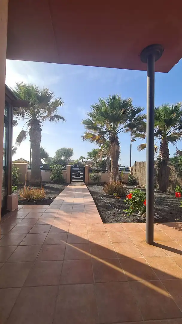 Vista exterior de Casa o xalet en venda en La Oliva amb Jardí privat i Piscina comunitària