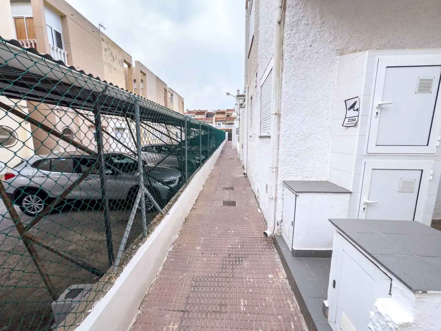 Aparcament de Casa adosada en venda en Torrevieja amb Aire condicionat, Terrassa i Moblat