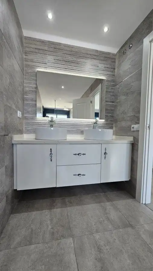 Badezimmer von Wohnungen zum Verkauf in La Alcaidesa mit Klimaanlage, Heizung und Terrasse