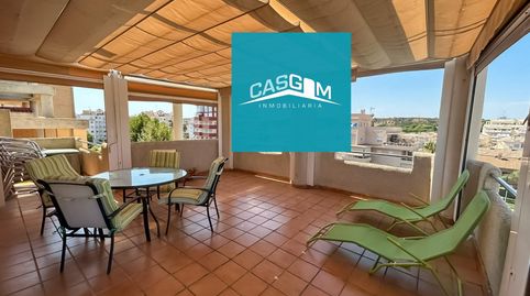 Se alquila ático de 130 m², muy luminoso, con gran terraza, garaje incluido y piscina comunitaria para el mes de JULIO